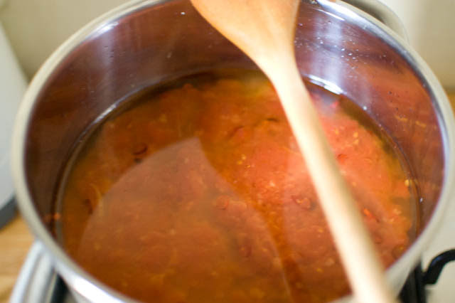 aglio olio gotujące się w garczku