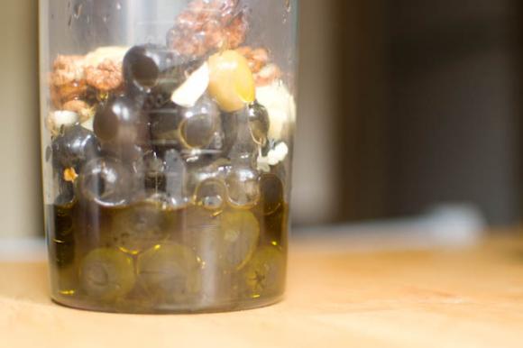 orzechy, oliwki czosnek gotowe do zmiksowania orzechy, oliwki czosnek gotowe do zmiksowania