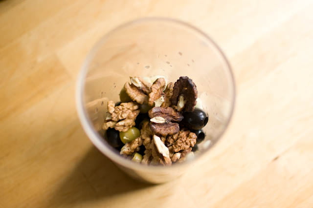 orzechy, oliwki czosnek gotowe do zmiksowania