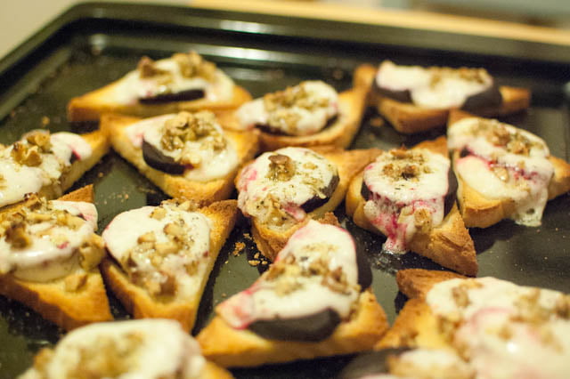 grzanki z burakami, kozim serem i orzechami