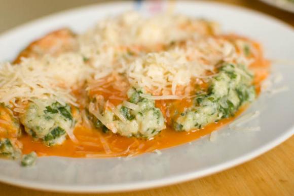 gnocchi szpinakowe posypane parmezanem