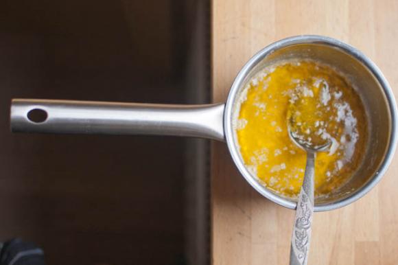 sklarowane masło w rondelku