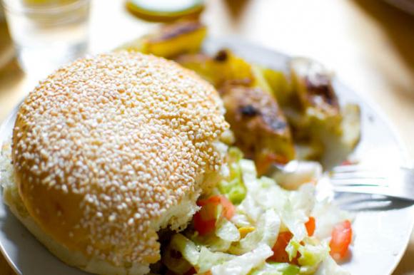 Cheeseburger z sałatką Cheeseburger z sałatką