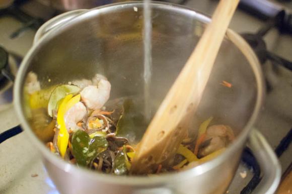 gotująca się zupa tajska