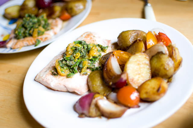 Łosoś z zapiekanymi ziemniakami, czerwoną cebulą i cytrusową salsą verde