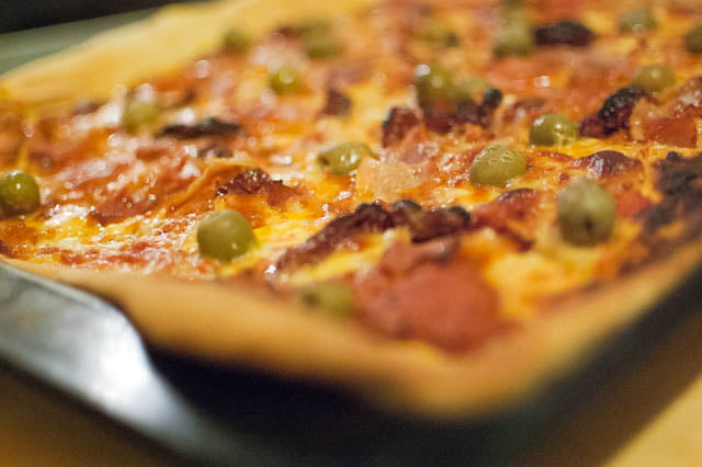 pizza z oliwkami i boczkiem
