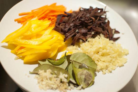 pokrojone składniki zupy tajskiej