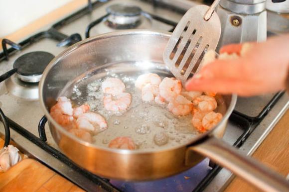 Smażone krewetki na patelni