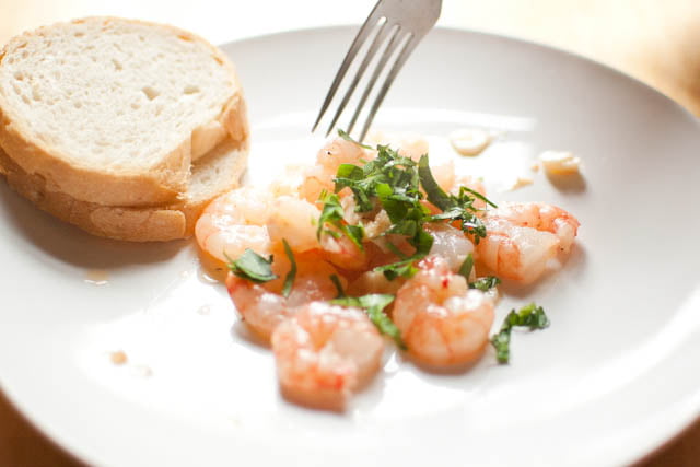 Krewetki z czosnkiem na winie