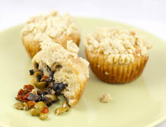 Muffinki drożdżowe z oliwkami i suszonymi pomidorami Muffinki drożdżowe z oliwkami i suszonymi pomidorami