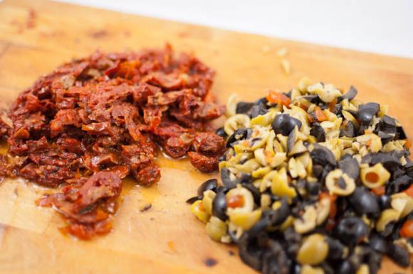 Pokrojone oliwki i suszone pomidory