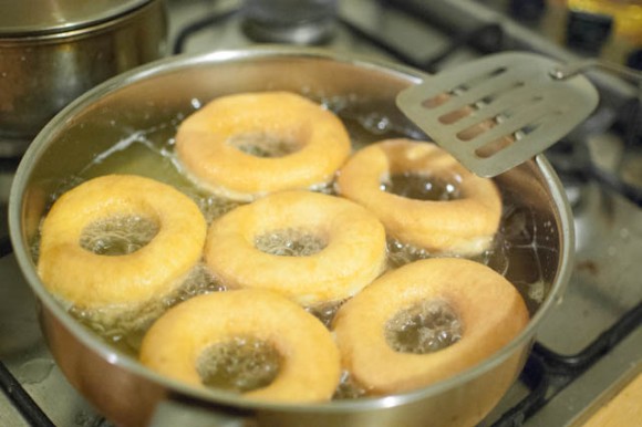 smażenie oponek drożdżowych