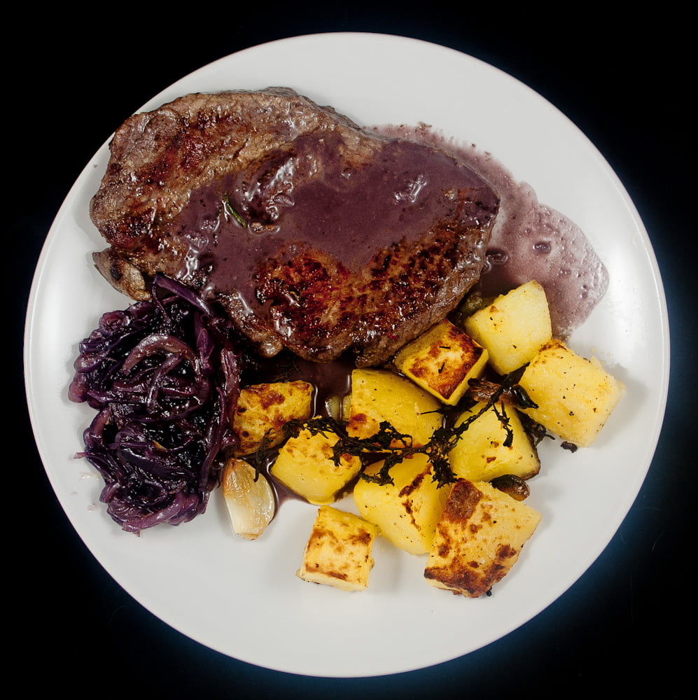 stek wołowy z sosem z gorgonzoli