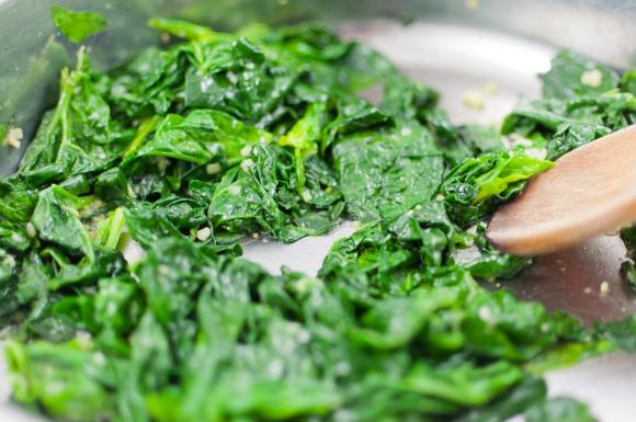 szpinak na patelni