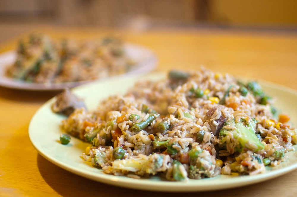 Indyk z ryżem prażonym i warzywami