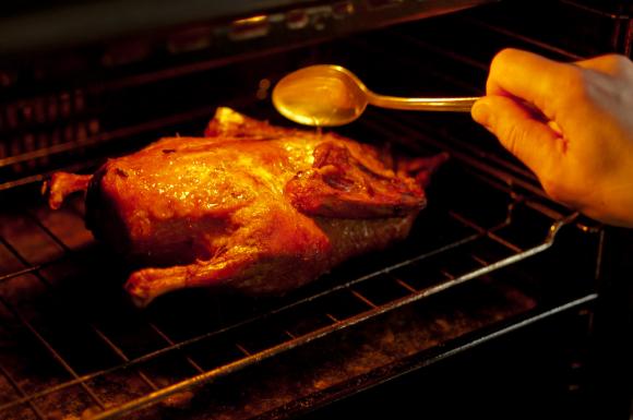 polewanie pieczonej kaczki polewanie pieczonej kaczki