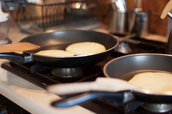 smażenie naleśników amerykańskich smażenie naleśników amerykańskich