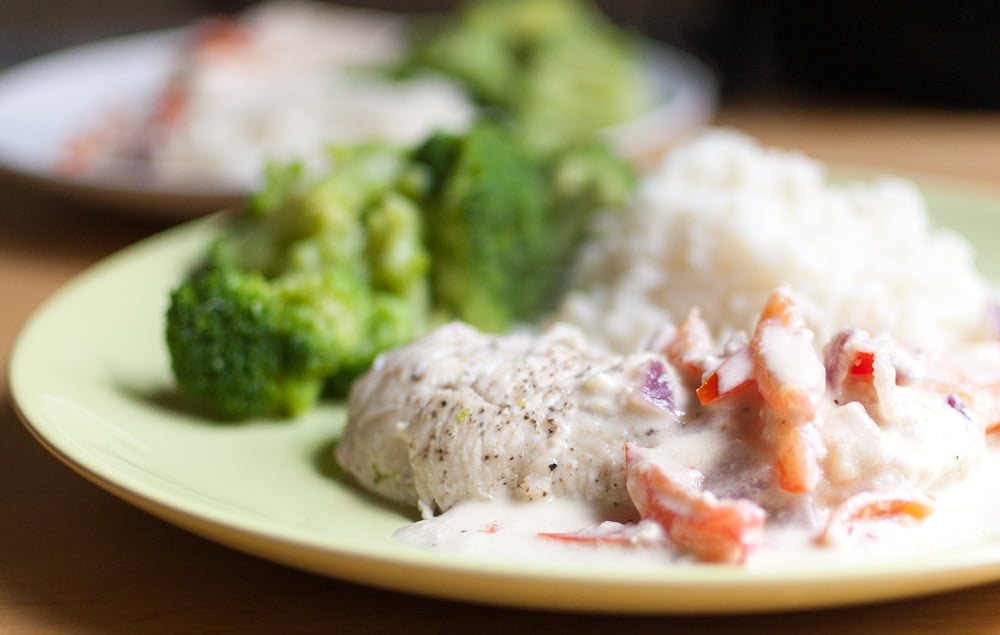 indyk z sosem z koziego sera