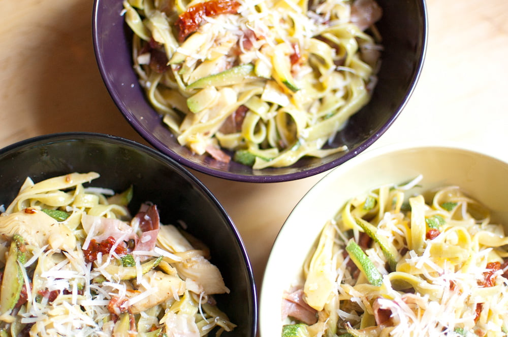 Makaron z cukinią, karczochami i suszonymi pomidorami