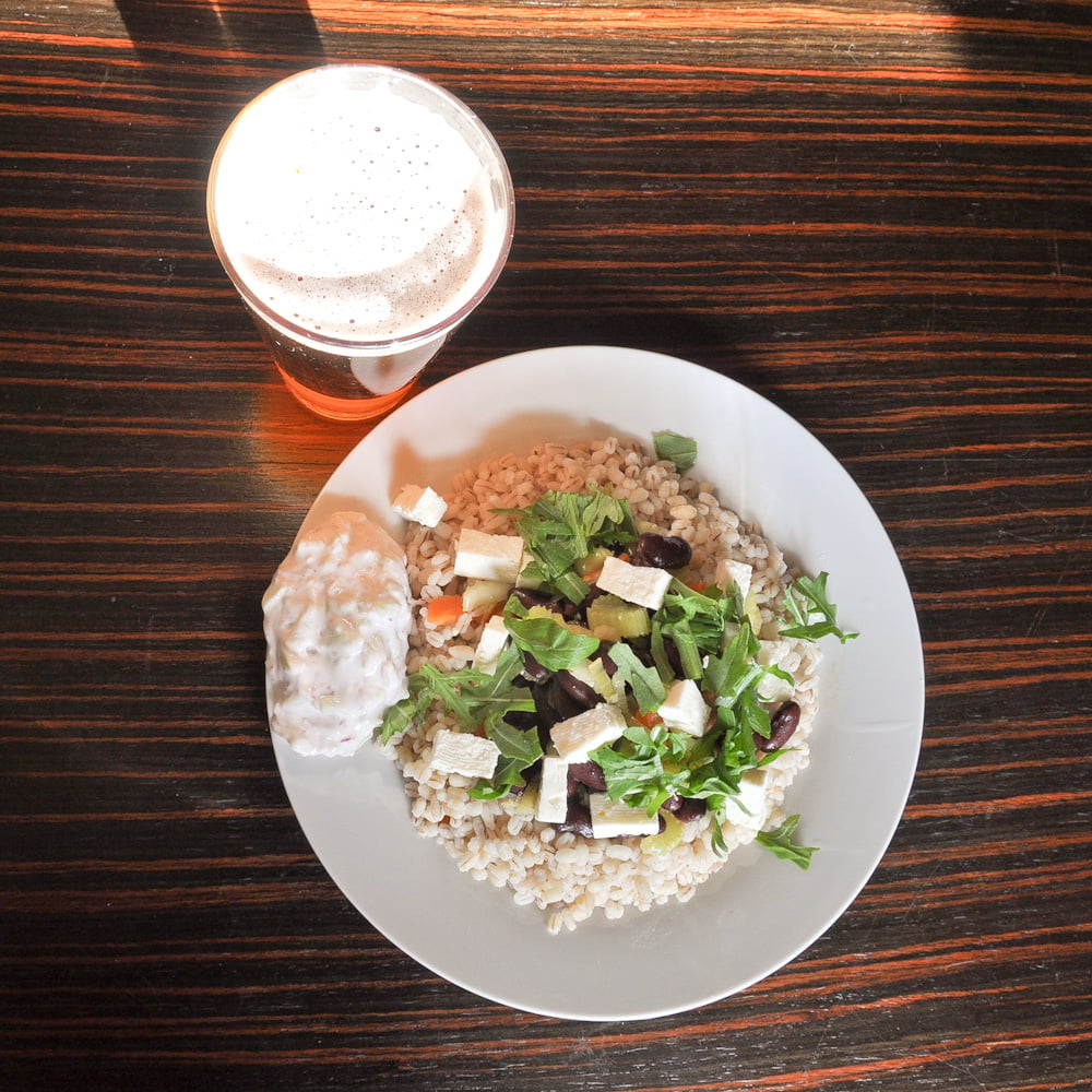 Pęczak z warzywami i orzeźwiającym sosem