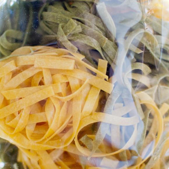 tagliatelle żółto-zielone szpinakowe