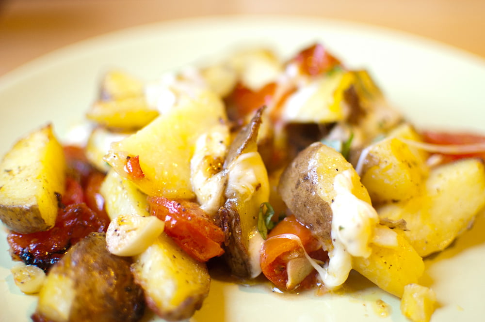 zapiekanka z ziemniaków, pomidorów i mozzarelli