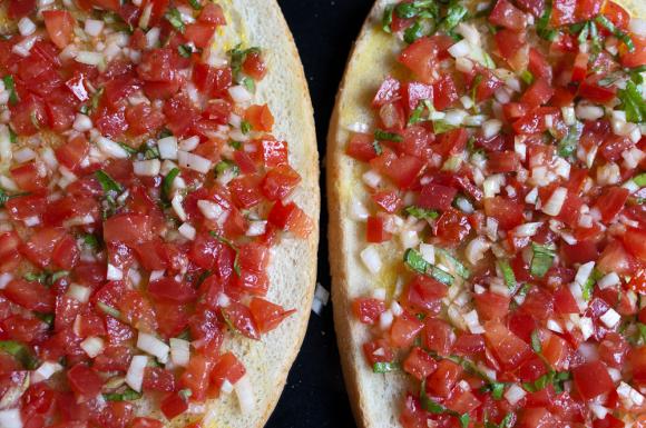 bruschetta z pomidorami, cebulą i czosnkiem bruschetta z pomidorami, cebulą i czosnkiem