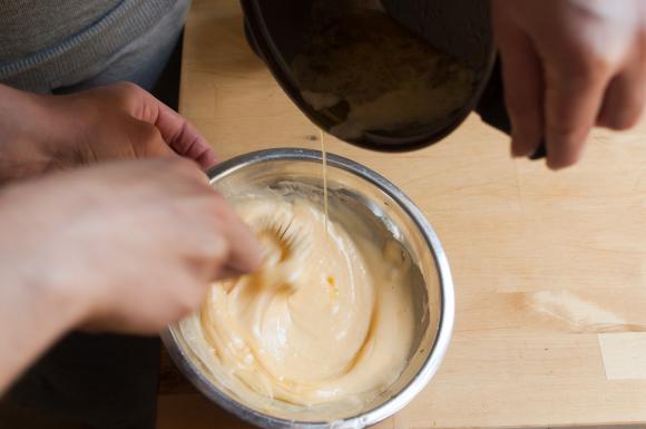 dodawanie masła do ubitych jajek