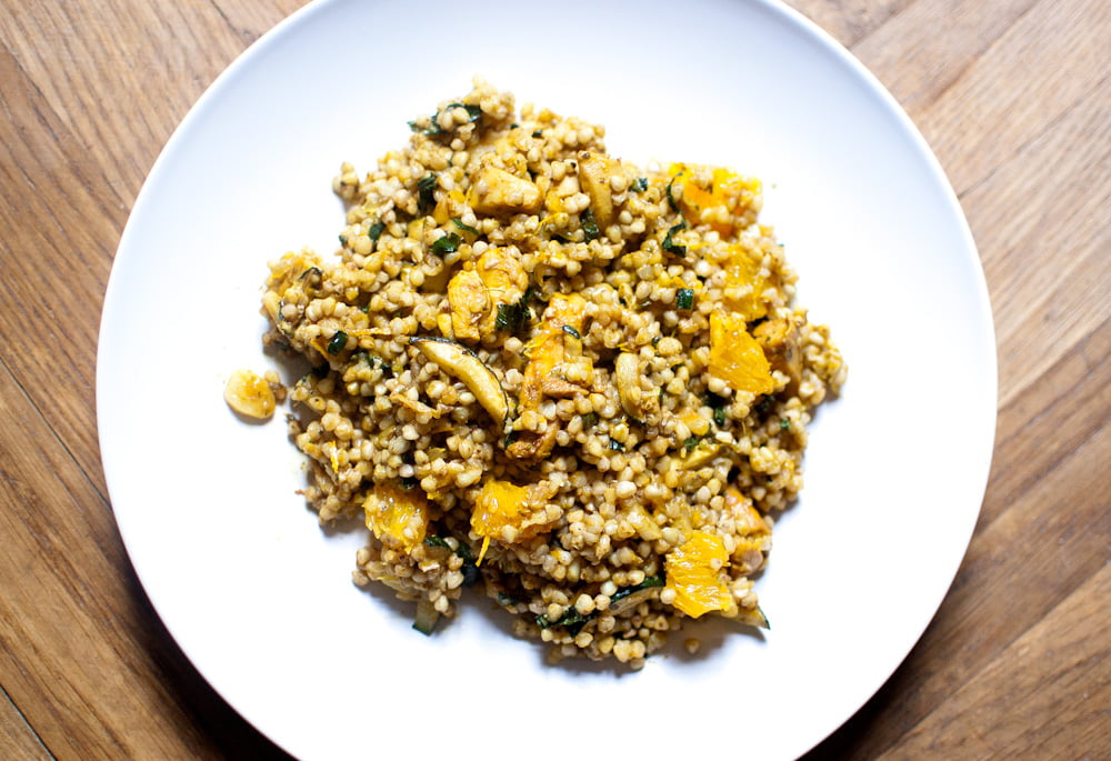 Kasza gryczana z kurczakiem, miętą i pomarańczami