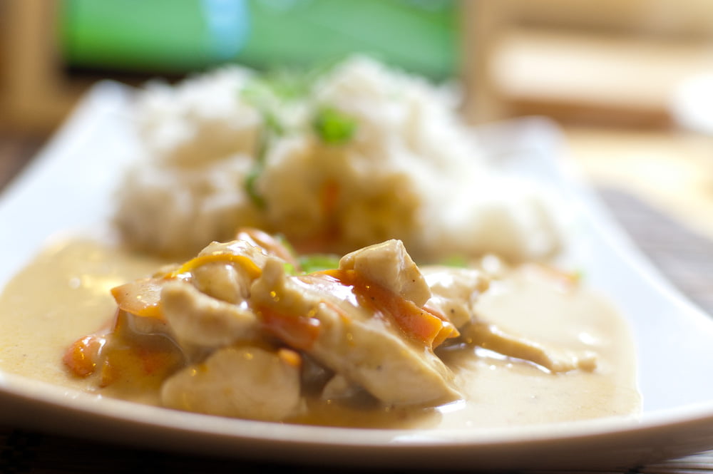 Kurczak w sosie satay z mleczkiem kokosowym