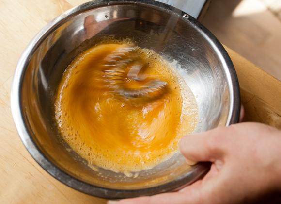 trzepanie żółtek z winem