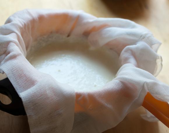 odsączanie białego sera