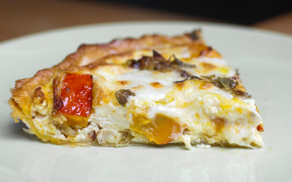 kawałek tarty z dynią i cukinią