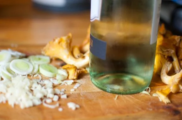 kurki, wino i posiekany por kurki, wino i posiekany por