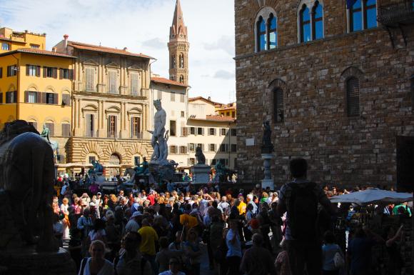 Tłum turystów na Piazza della Signora