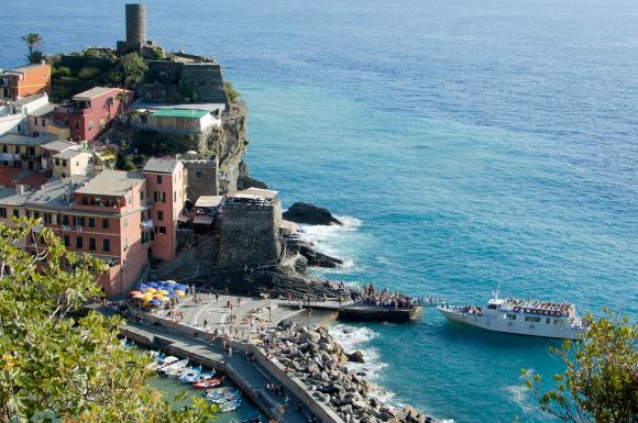 Vernazza. Jedną z możliwości zwiedzania jest wyprawa promem