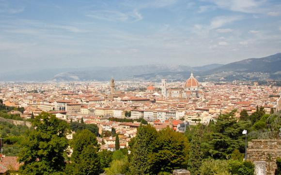 Z daleka widać dopiero ogrom katedry Santa Maria delle Fiore