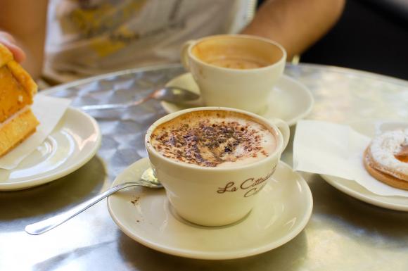 Cappuccino i coś słodkiego w pizańskiej dzielnicy studenckiej