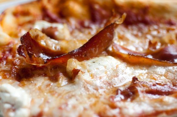 Pizza ze speckiem i mascarpone