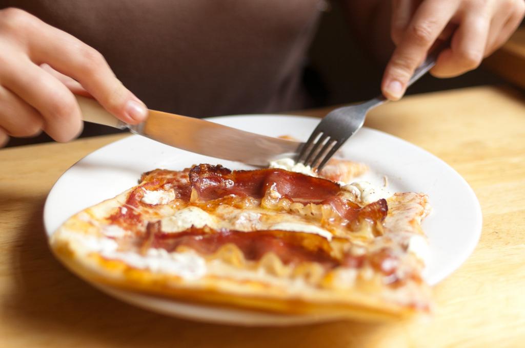 Pizza ze speckiem i mascarpone na talerzu