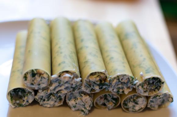 surowe cannelloni ze szpinakiem i ricotta