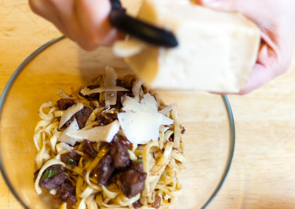 Tagliatelle z suszonymi pomidorami i wołowiną