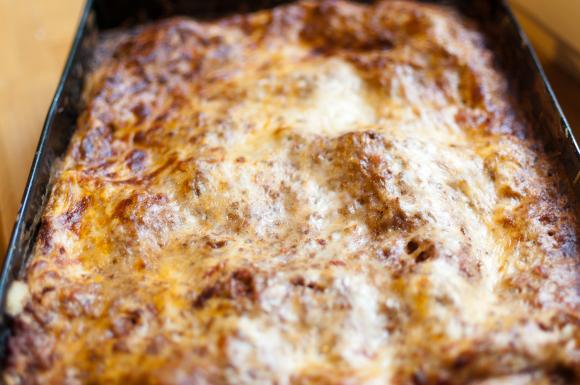upieczona lasagne z sosem bolońskim