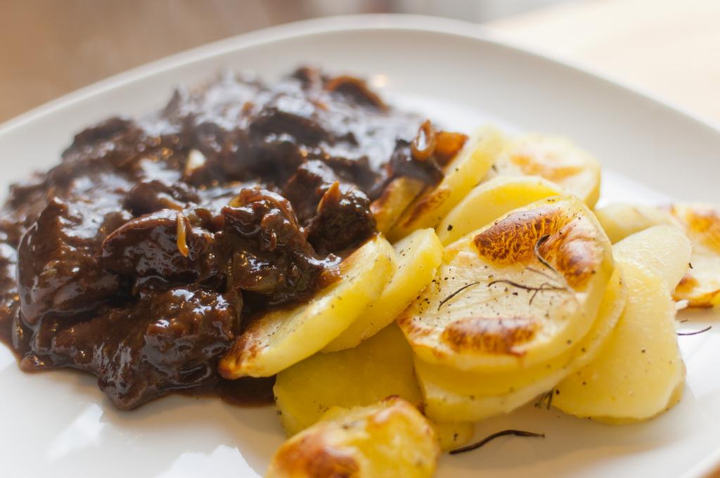 Gulasz z suszonymi śliwkami ze stoutem