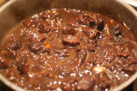 Gulasz z suszonymi śliwkami ze stoutem na patelni Gulasz z suszonymi śliwkami ze stoutem na patelni