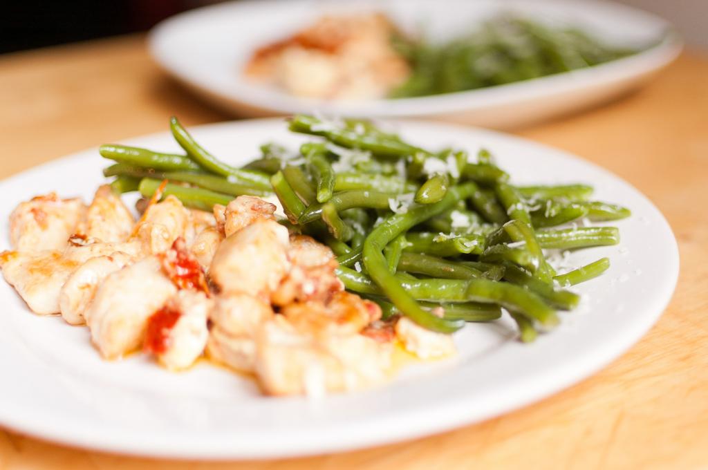 Kurczak na serowo–ostro z fasolką szparagową