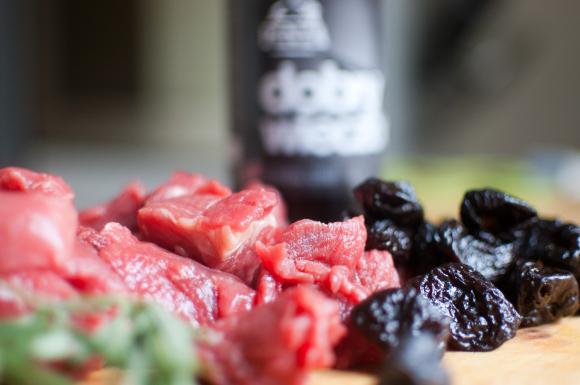 mięso wołowe na gulasz i suszone śliwki mięso wołowe na gulasz i suszone śliwki