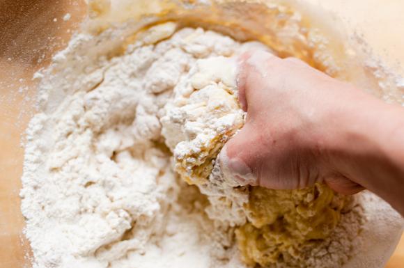 Zagniatanie ciasta drożdżoweego z żurawiną