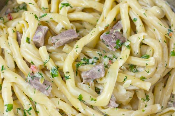 fusilli al torchio z wędzoną rybą na patelni