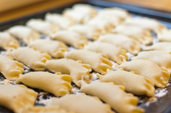 gotowe pierogi przed gotowaniem gotowe pierogi przed gotowaniem